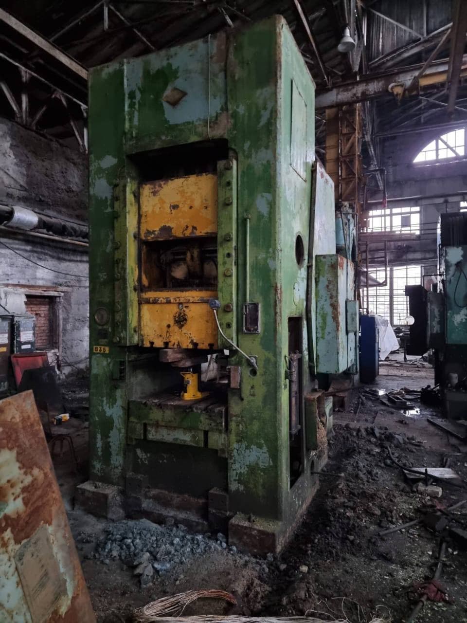 Presse à genouillère Barnaul K8342 - 1600 tonne