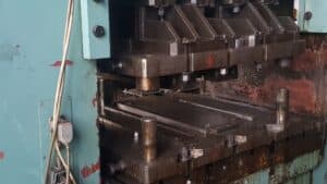 Presse d'ébavurage Smeral LKT 250 - 250 tonne (Photo 3)
