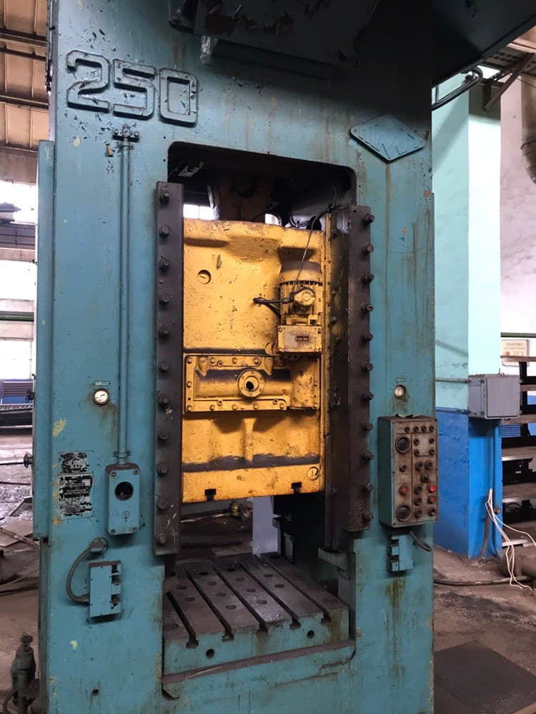 Presse d'ébavurage TMP Voronezh KA2534 - 250 tonne