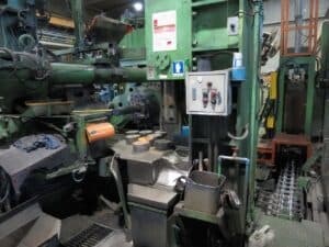 Presse d'extrusion UBE 1650 MT - 1650 tonne (Photo 1)