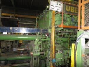 Presse d'extrusion UBE 1650 MT - 1650 tonne (Photo 4)
