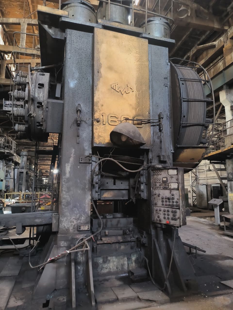 Presse de forgeage à chaud TMP Voronezh KB8042 - 1600 tonne