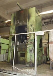 Presse à genouillère Komatsu MKR 300 - 300 tonne ID: 75765