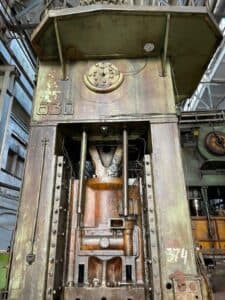 Presse d'ébavurage TMP Voronezh K2538 - 630 tonne (Photo 1)
