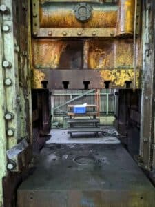 Presse d'ébavurage TMP Voronezh KA9536 - 400 tonne (Photo 1)