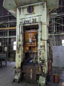 Presse d'ébavurage TMP Voronezh KA9536 - 400 tonne (Photo 4)