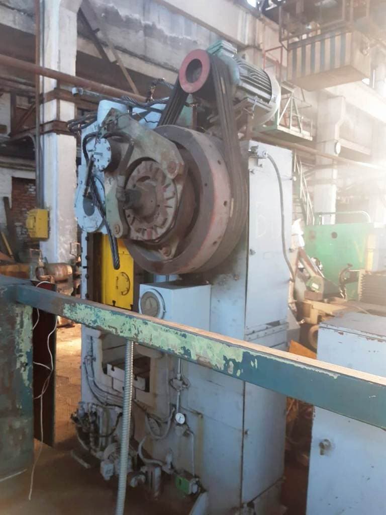Presse à genouillère Barnaul KB8334 - 250 tonne