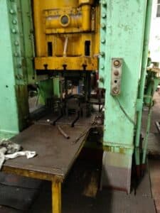 Presse d'ébavurage TMP Voronezh K2538 - 630 tonne (Photo 4)