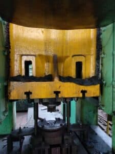 Presse d'ébavurage TMP Voronezh K2538 - 630 tonne (Photo 5)