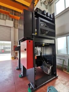 Presse d'ébavurage Amada SDE-2025 - 200 tonne (Photo 1)