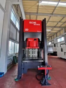 Presse d'ébavurage Amada SDE-2025 - 200 tonne ID: S78897