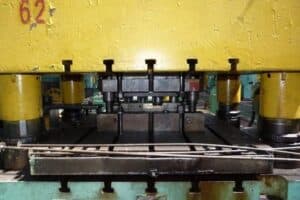 Presse d'estampage Ryazan AA6230 - 100 tonne (Photo 4)