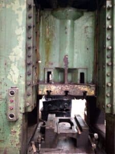 Presse d'ébavurage TMP Voronezh K9538 - 630 tonne (Photo 8)