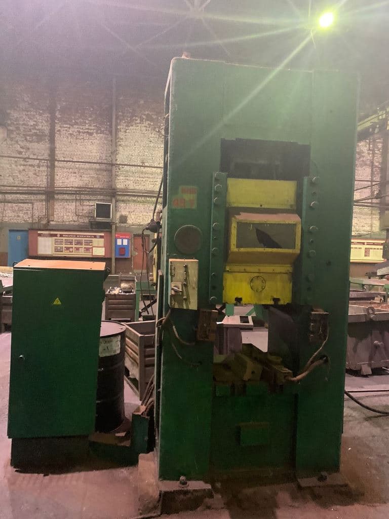 Presse à genouillère Barnaul K8336 - 400 tonne