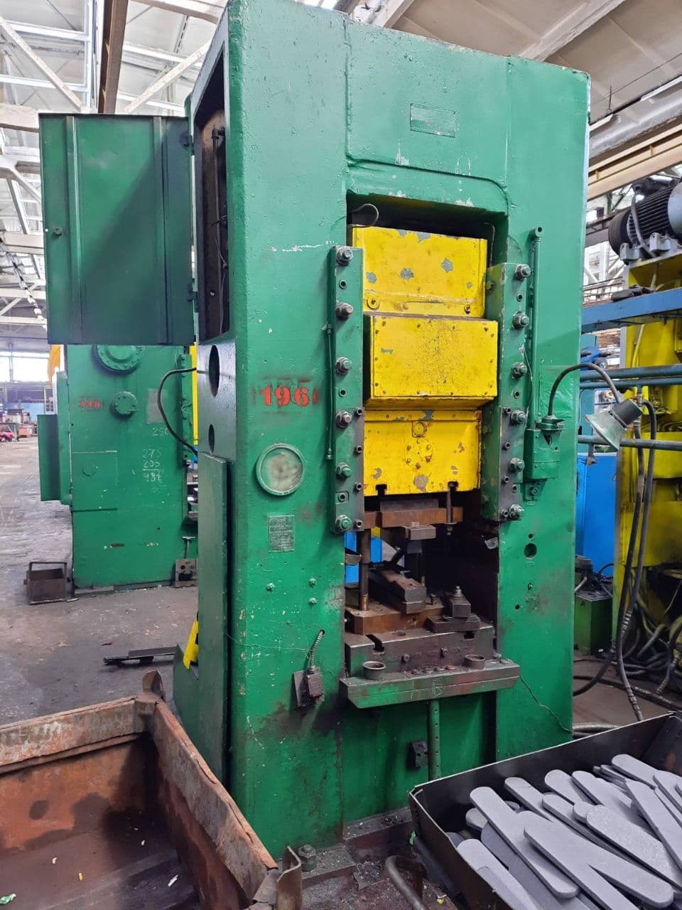 Presse à genouillère Barnaul K8338 - 630 tonne