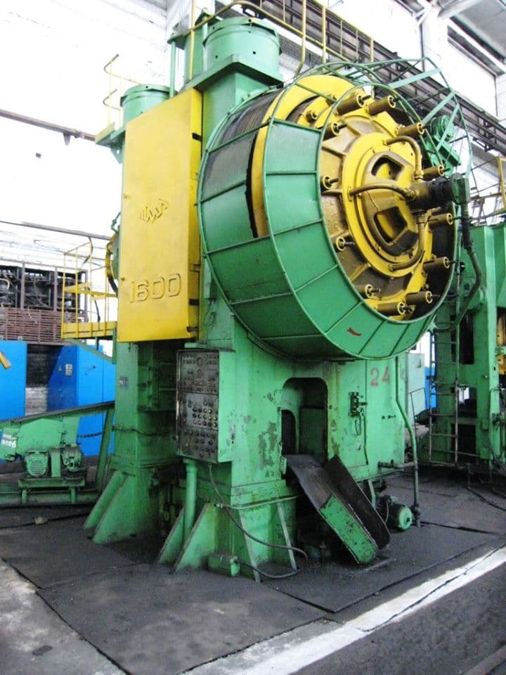 Presse de forgeage à chaud TMP Voronezh KB8042 - 1600 tonne
