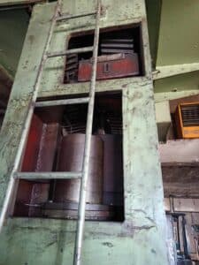 Presse d'ébavurage Zdas LU 250/800 - 250 tonne (Photo 3)