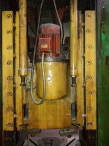 Presse d'ébavurage Zdas LU 250/800 - 250 tonne (Photo 4)