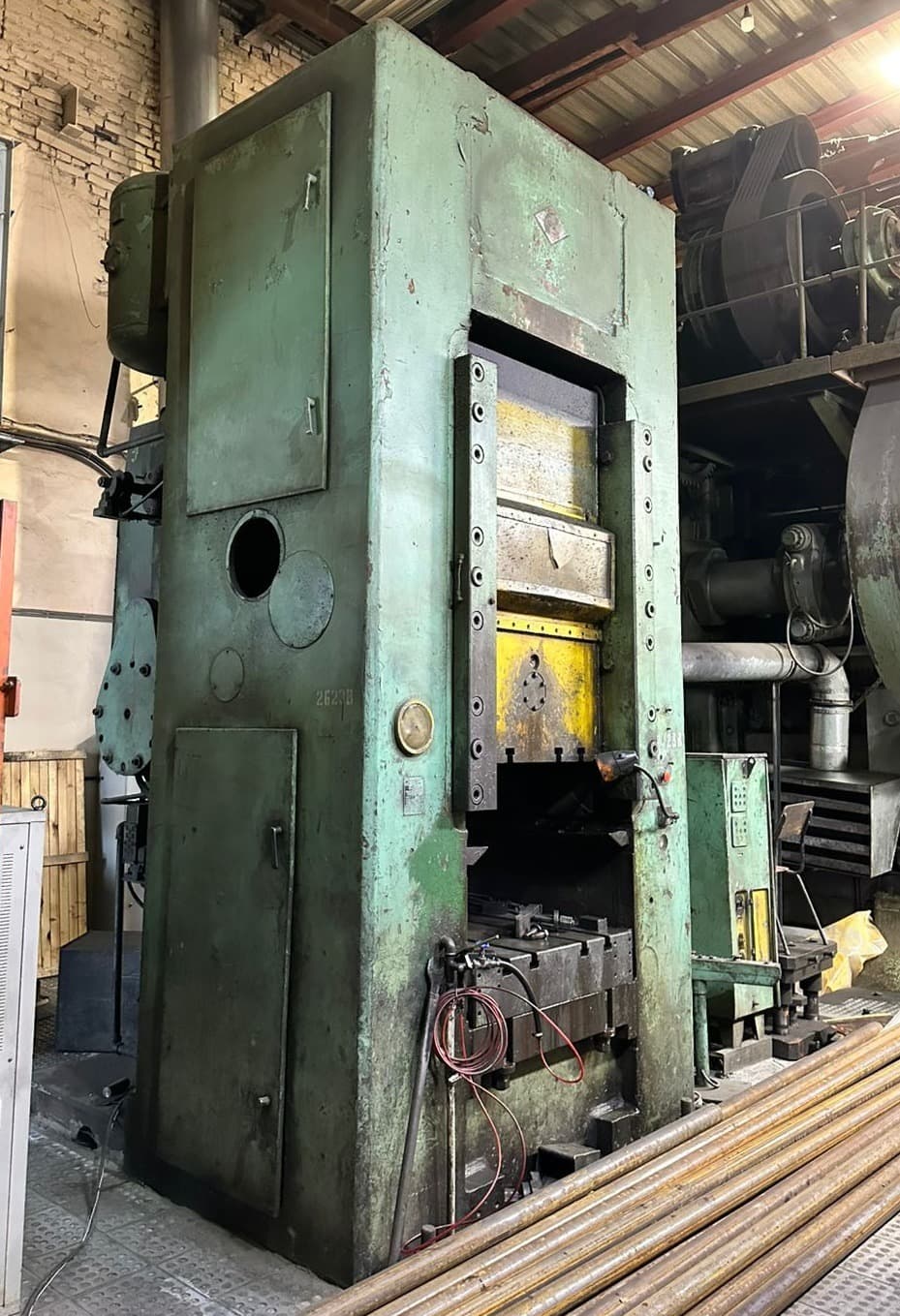 Presse à genouillère Barnaul K8342 - 1600 tonne