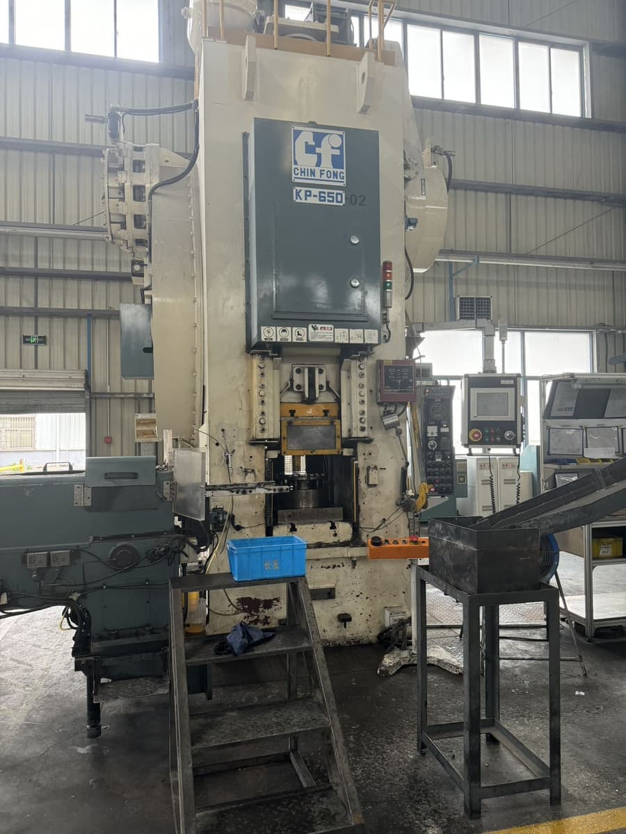 Presse de forgeage à froid Chin Fong KP-650 - 650 tonne
