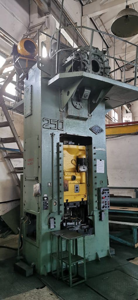 Presse d'ébavurage TMP Voronezh KA2534 - 250 tonne