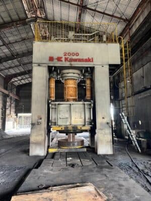 Presse de forgeage en matrice ouverte Kawasaki 2000 MT - 2000 tonne (Photo 1)