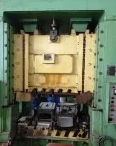 Presse d'ébavurage TMP Voronezh KA9033 - 200 tonne (Photo 2)