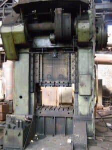 Presse d'ébavurage TMP Voronezh KA9035 - 315 tonne (Photo 2)