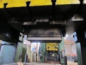 Presse d'ébavurage TMP Voronezh K2540 - 1000 tonne (Photo 4)