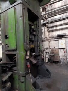 Presse d'ébavurage TMP Voronezh KA2536 - 400 tonne (Photo 4)
