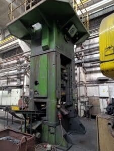 Presse d'ébavurage TMP Voronezh KA2536 - 400 tonne (Photo 3)