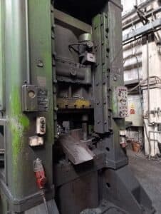 Presse d'ébavurage TMP Voronezh KA2536 - 400 tonne (Photo 7)