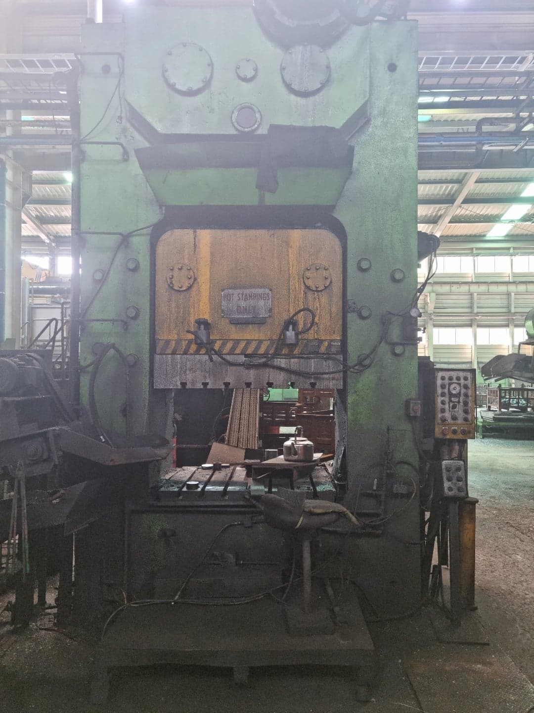Presse d'ébavurage Wilkins & Mitchell G54S4 - 350 tonne