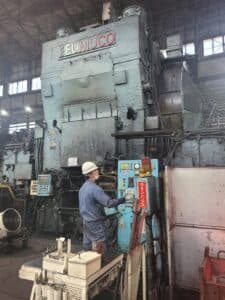 Presse de forgeage à chaud Eumuco KSP 500 - 5000 tonne (Photo 4)