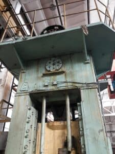 Presse d'ébavurage TMP Voronezh K2538 - 630 tonne (Photo 3)