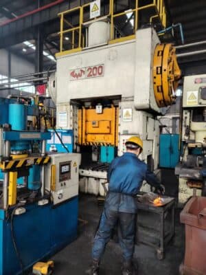 Presse d'ébavurage TMP Voronezh KA9033 - 200 tonne (Photo 1)