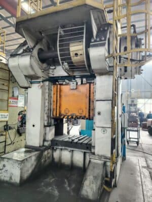 Presse d'ébavurage TMP Voronezh KA9033 - 200 tonne (Photo 2)