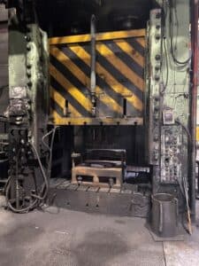 Presse d'ébavurage Fujicar 1200 - 1200 tonne (Photo 1)