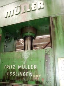 Presse hydraulique Muller ZE 600 - 600 tonne (Photo 3)