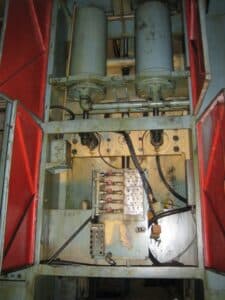 Presse d'ébavurage TMP Voronezh KG2540 - 1000 tonne (Photo 3)