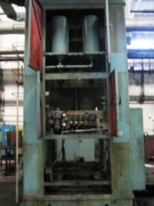 Presse d'ébavurage TMP Voronezh KG2540 - 1000 tonne (Photo 8)