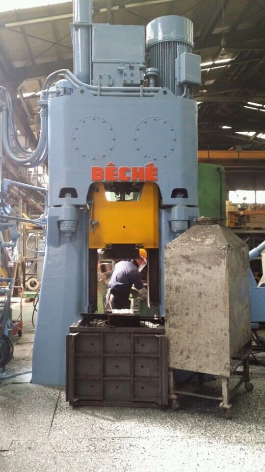 Marteau de forgeage hydraulique Beche KGH 3.15 - 31.5 kJ