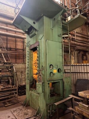 Presse d'ébavurage TMP Voronezh KA2534 - 250 tonne (Photo 2)