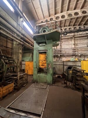 Presse d'ébavurage TMP Voronezh KA2534 - 250 tonne (Photo 3)