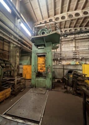 Presse d'ébavurage TMP Voronezh KA2534 - 250 tonne (Photo 1)