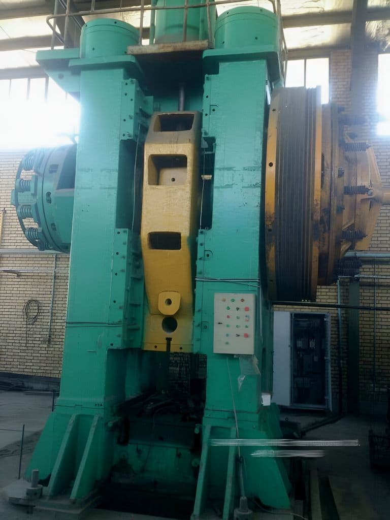 Presse de forgeage à chaud TMP Voronezh KB8042 - 1600 tonne