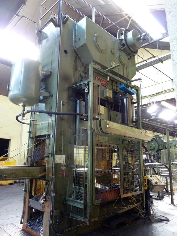Presse d'ébavurage Wilkins & Mitchell L66-54-14 - 600 tonne