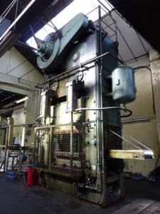 Presse d'ébavurage Wilkins & Mitchell L66-54-14 - 600 tonne (Photo 2)