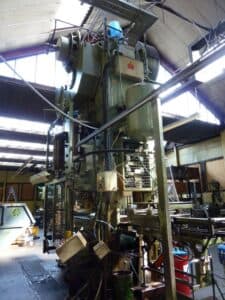 Presse d'ébavurage Wilkins & Mitchell L66-54-14 - 600 tonne (Photo 1)