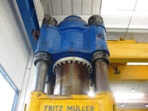 Presse de forgeage en matrice ouverte Fritz Muller 3000 MT - 3000 tonne (Photo 1)